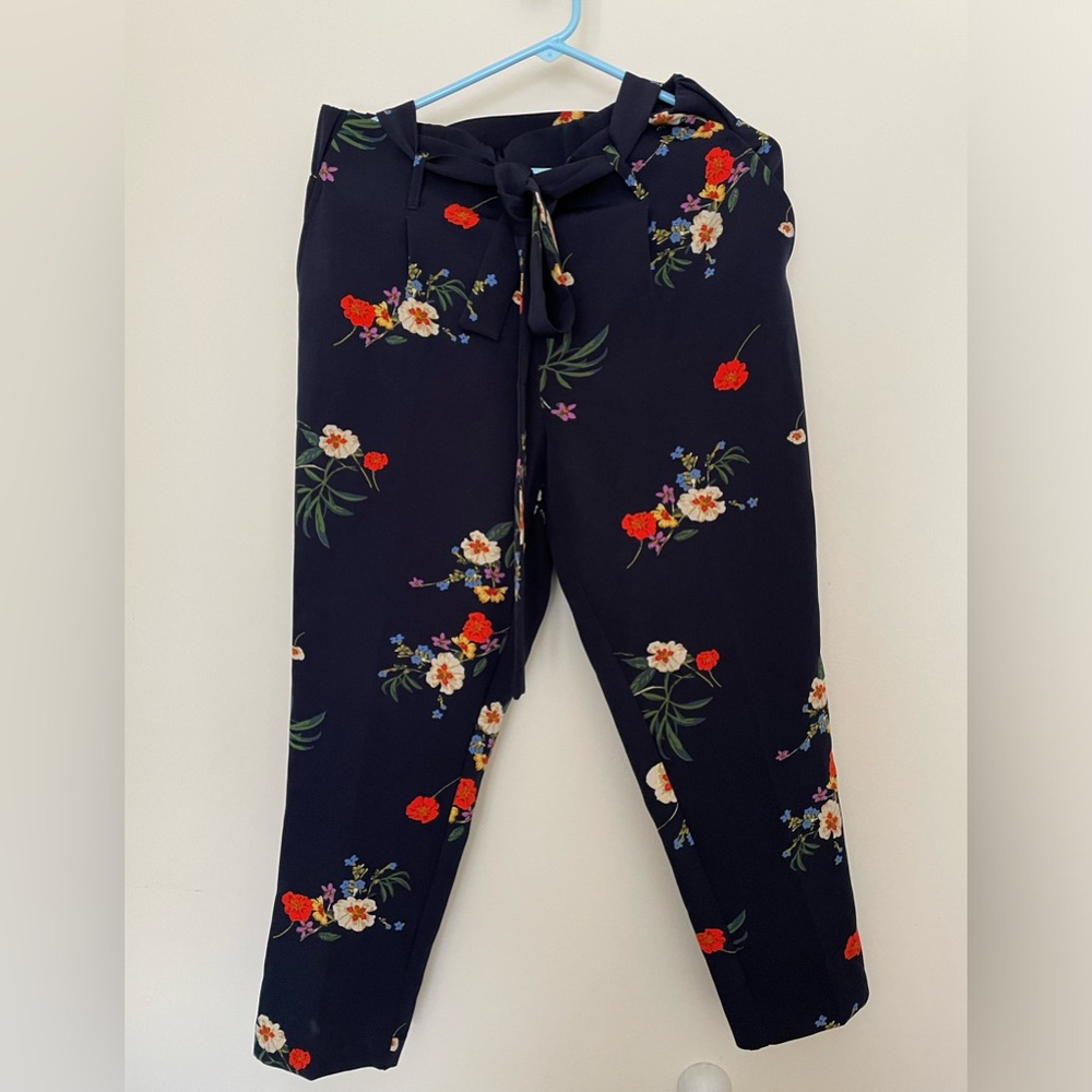 Jules & Leopold capri pants. Navy floral. Size Small.